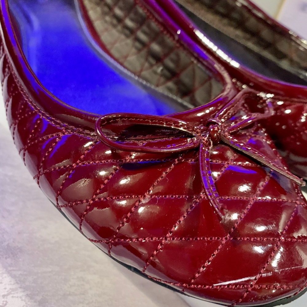 CALVIN KLEIN QUILTED PATENT LEATHER RED WINE FLATS - Picture 2 of 5